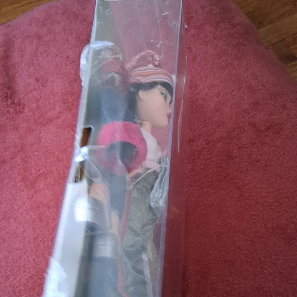 Jade Doll with Fashion Accessories - Picture 6 of 8